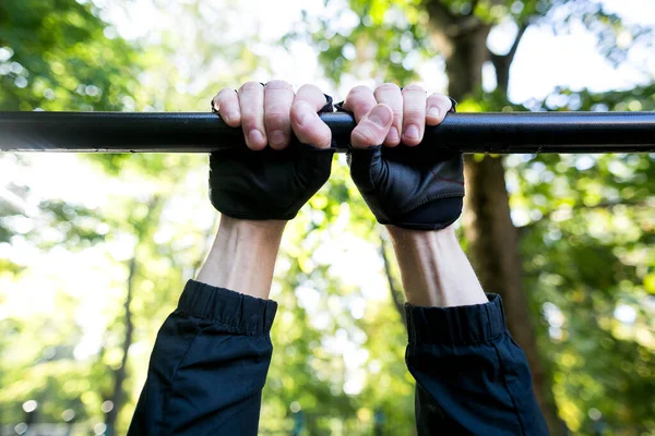 Männerhände Sportbekleidung Und Schwarzen Handschuhen Hängen Metallstange Sonnigen Park — Stockfoto