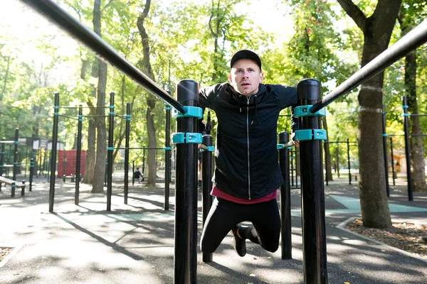 Konzentrierter Sportlicher Mann Macht Parallele Barren Übungen Und Freut Sich — Stockfoto