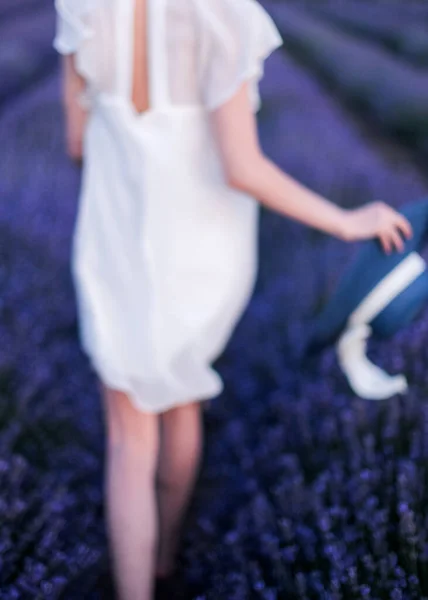 Desenfocado Silueta Borrosa Una Mujer Con Sombrero Vestido Blanco Vestido —  Fotos de Stock