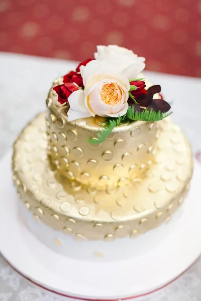황금색 케이크 과붉은 장미가 배경에 케이크 — 스톡 사진