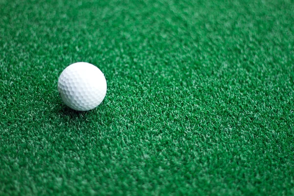 Sidovy Över Golfboll Som Ligger Konstgjord Grön Gräsmatta — Stockfoto