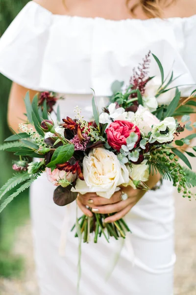 Onherkenbare Vrouw Houdt Een Van Boeket Bloemen Bloemschikken Bruiloft Concept — Stockfoto