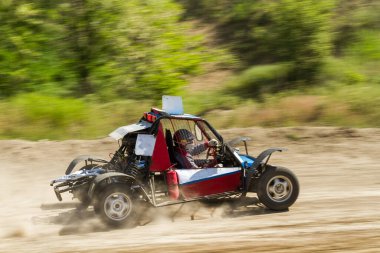 Böcek arabası tozlu kulüplerde engebeli arazide hızla ilerliyor. Extrime off-road yarışı konsepti