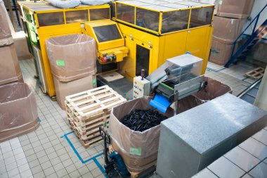 Plastik Preform Üretim Makinesi, alkollü içecek ve meşrubat şişelerini doldurmak için kullanılıyor. PET üretimi.