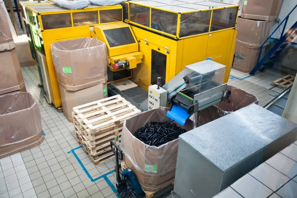 Plastik Preform Üretim Makinesi, alkollü içecek ve meşrubat şişelerini doldurmak için kullanılıyor. PET üretimi.