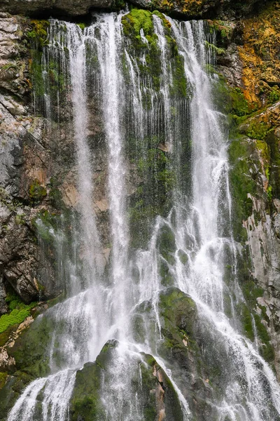 Venkovský Příkop Obrovského Horského Vodopádu Silný Proud Vody Padající Mezi — Stock fotografie