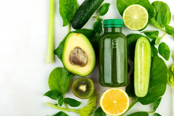 Bellamente Dispuestos Verduras Verdes Frescas Una Botella Bebida Verde Hecha — Foto de Stock