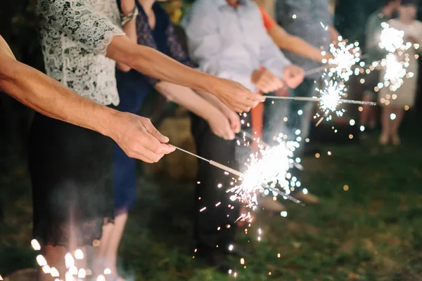 一群来历不明的人手里拿着火花和孟加拉灯 庆祝快乐和欢乐的概念 — 图库照片
