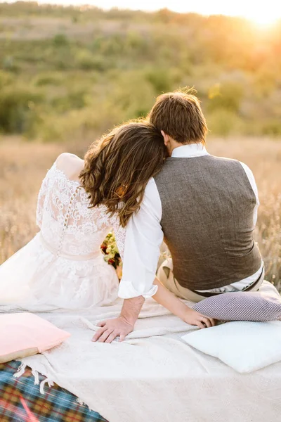 Una Joven Pareja Recién Casados Sentados Cómodos Una Almohada Abrazándose —  Fotos de Stock