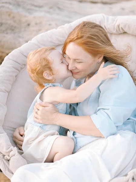 Concepto Estilo Vida Maravillosa Niña Pelirroja Besando Abrazando Madre Con —  Fotos de Stock