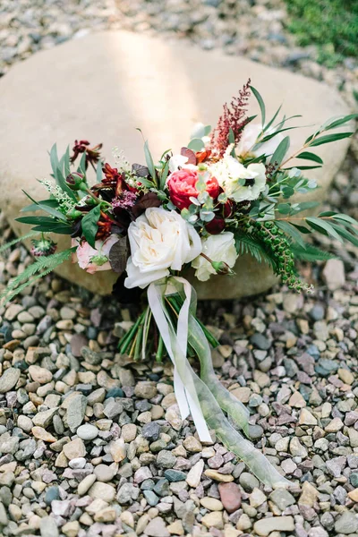 Bruidsboeket Geasseed Uit Engelse Rozen Eucaliptus Bloemen Zijden Linten Liggend — Stockfoto