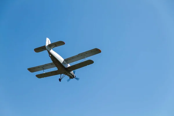 Retro Biplano Volando Alta Velocidad Aire Contra Cielo Azul Sin — Foto de Stock