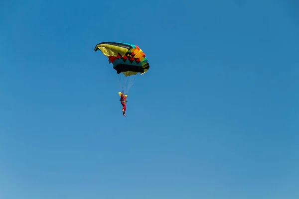 Aterrizaje Artístico Suelo Utilizando Colorido Paracaídas Copiar Espacio Pastre — Foto de Stock