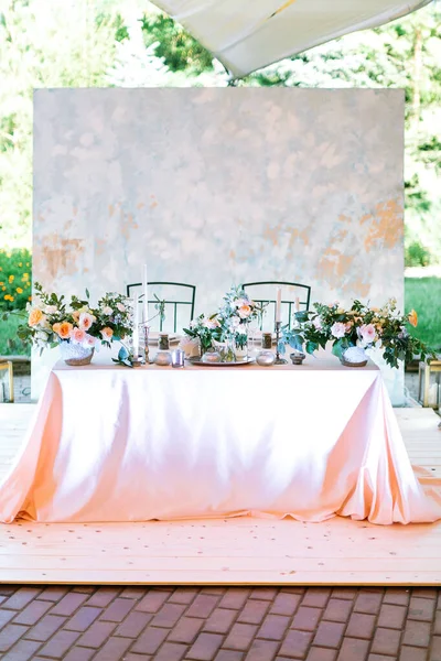 新婚夫妇在露天帐篷婚礼上的整体餐桌布置 欢迎以大自然为背景的晚宴 帆布设计 花卉布置和烛台的白色照明 — 图库照片