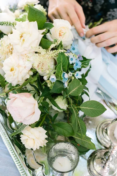 Verticaal Frame Bovenaanzicht Handen Van Decorateur Corrigeren Bloemsamenstelling Van Bruiloft — Stockfoto