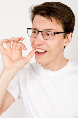 Dişine parmağıyla dokunan, ağzı açık yüz ağrısını bekleyen adamın kesilmiş portresi. Fiziksel acı konsepti, vücut bozuklukları. Sağlıksız yaşam ve alışkanlıklar sağlığa zarar verir. 