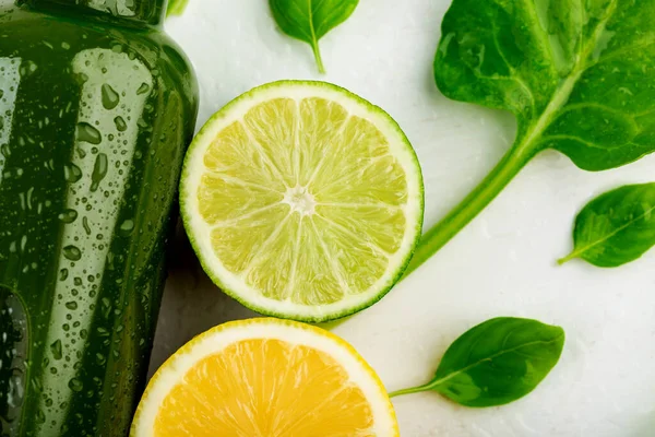 Tranches Agrumes Légumes Frais Touchant Côté Une Bouteille Remplie Jus — Photo