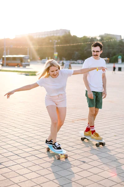 Mladá Blonďatá Žena Longboarding Svým Partnerem Stánky Jsou Jasných Šortkách — Stock fotografie