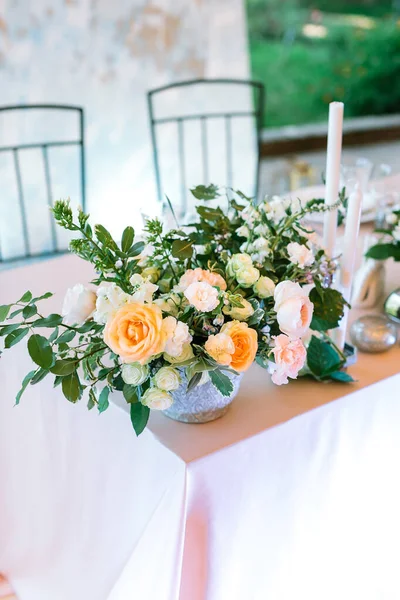 Verticale Frame Feestelijke Instelling Van Bruiloft Tafel Voor Zitplaatsen Gasten — Stockfoto