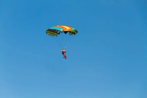 Homem Voando Nas Correntes Paraquedas Colorido Contra Fundo Azul — Fotografia de Stock