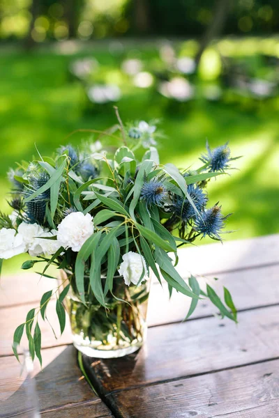 Függőleges Keret Fókuszálj Esküvői Virág Asztaldísz Készült Szegfű Szegfű Eukaliptusz — Stock Fotó