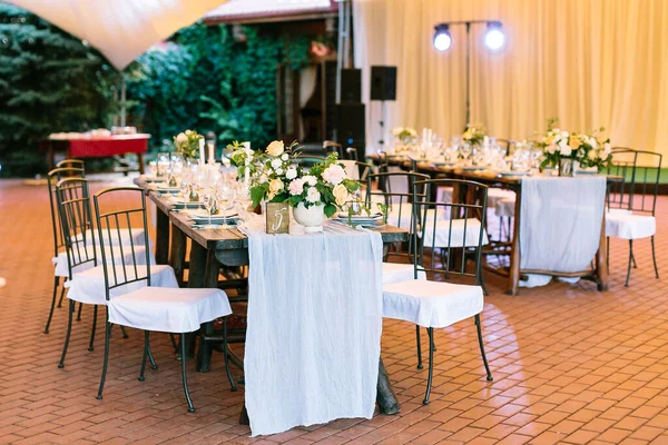 Vue Côté Ligne Table Mariage Décorée Avec Des Tissus Doux — Photo