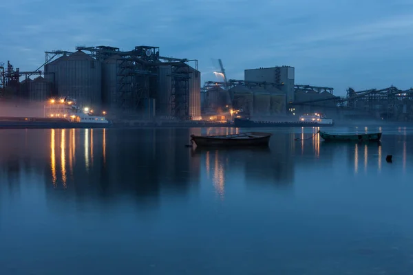 Rrivierhaven Met Magazijnen Voor Het Nachts Lossen Laden Van Graan Rechtenvrije Stockfoto's