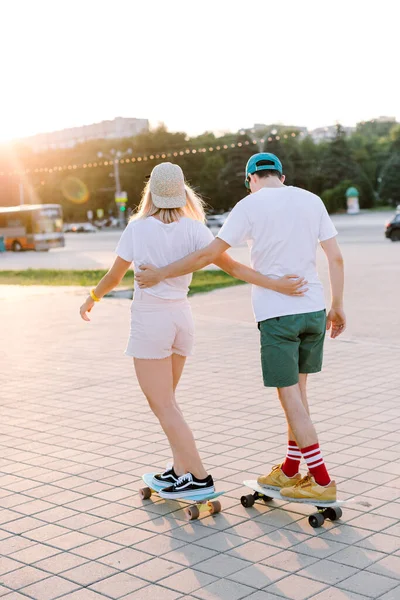 Einem Sonnigen Tag Modisches Paar Hipster Longboarden Park Sie Halten — Stockfoto