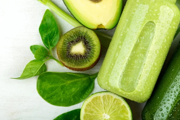 Tranches Fruits Légumes Verts Mélangées Autour Bouteilles Verre Jetables Portions — Photo