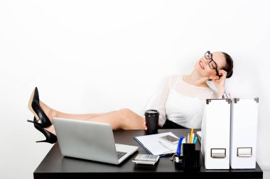 Katı giyinmiş ve gözlüklü çekici bir bayan masasına bacaklarını uzattı ve yüzünde bir gülümsemeyle hayal kurarak gözlerini kapattı. Boş zaman planlama konsepti