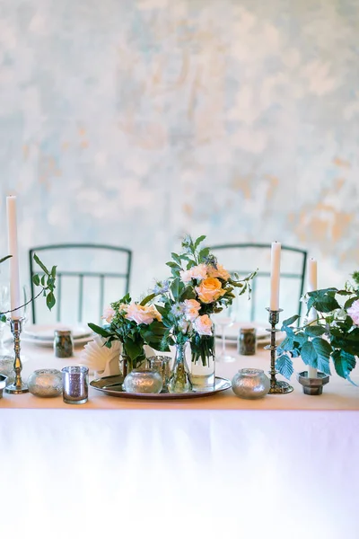 Table Mariage Festive Magnifiquement Éclairée Recouverte Tissu Délicat Focus Sur — Photo