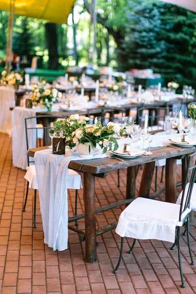 Les Rangées Tables Fête Bois Magnifiquement Servies Sont Disposées Dans — Photo