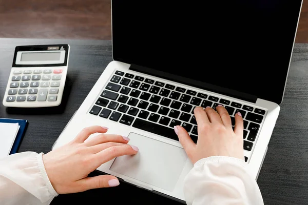 Handen Van Vrouwen Liggend Het Toetsenbord Van Een Laptop Tussen Stockfoto