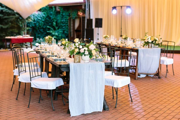 Verlichte Bruiloft Tafels Klaar Gasten Verwelkomen Het Evenement Wedding Concept Stockfoto