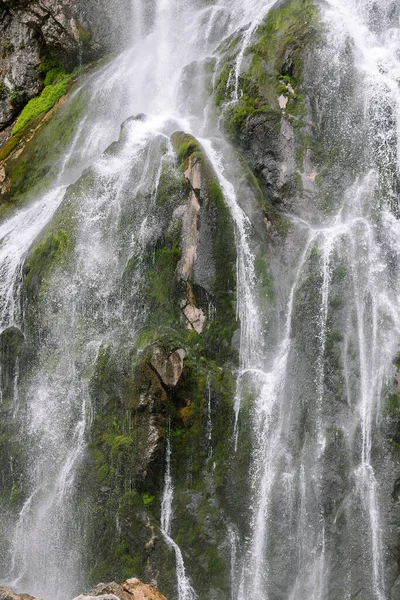 Dlouhé Vystavení Horskému Vodopádu Silný Proud Vody Padající Mezi Mechem — Stock fotografie