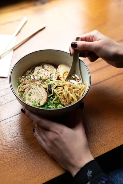 Verticaal Frame Vrouw Hand Met Een Japanse Keramische Lepel Schept Stockfoto