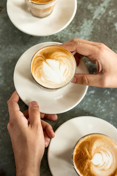 Bovenaanzicht Van Handen Van Mannen Die Een Van Cappuccino Glazen Stockfoto