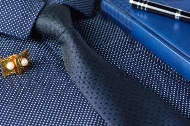 Erkek aksesuarlar - defter, gömlek, kravat ve kol düğmeleri