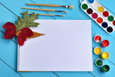 Boyalar, kalem ve fırça yazı tahtası üzerinde