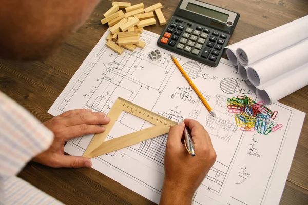 Архітектор малює планку. Будівництво — стокове фото