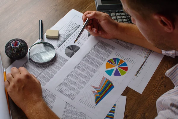 Cuadros de papel financiero y gráficos sobre la mesa . — Foto de Stock