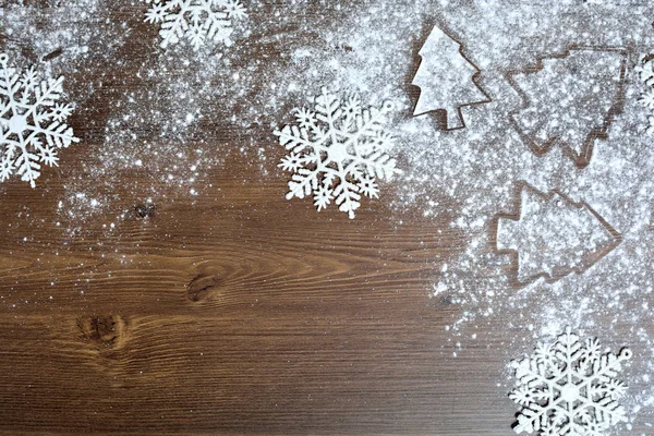 Fondo de Navidad con copos de nieve sobre textura de madera — Foto de Stock