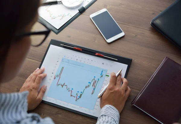 Cuadros de papel financiero y gráficos sobre la mesa . —  Fotos de Stock