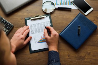 Finansal verilerin analizi ve bilgisayar üzerinde devam ediyor. Erkek eller bir bilgisayar klavye üzerinde çalışma