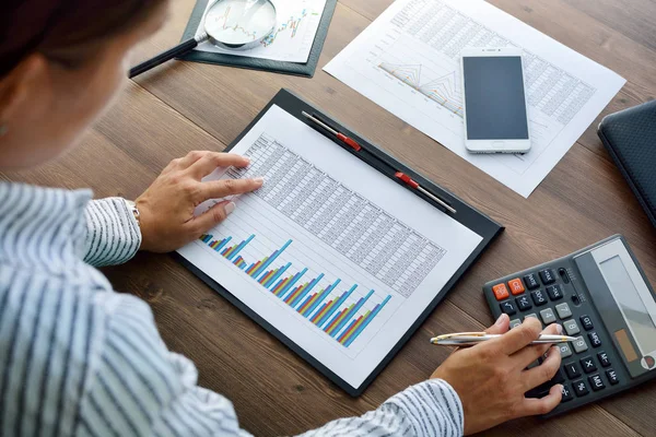 Cuadros de papel financiero y gráficos sobre la mesa . — Foto de Stock