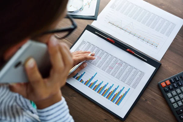 Cuadros de papel financiero y gráficos sobre la mesa . — Foto de Stock