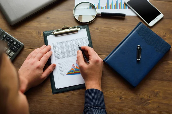 Analizar los datos financieros y contar con la computadora. Manos masculinas trabajando en el teclado de un ordenador — Foto de Stock