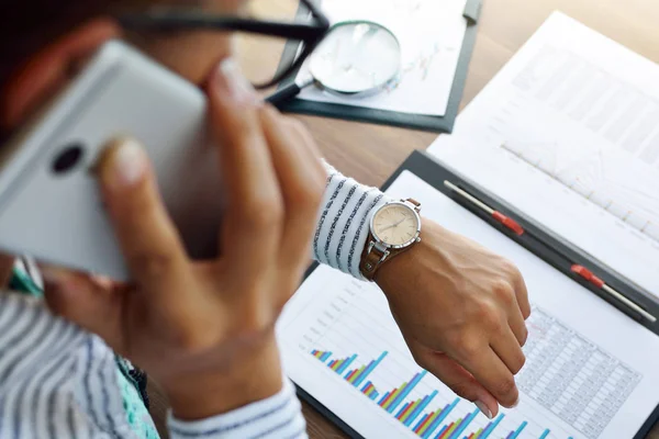 Cuadros de papel financiero y gráficos sobre la mesa . — Foto de Stock