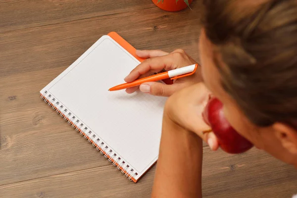 Manos femeninas con bolígrafo escrito en cuaderno — Foto de Stock