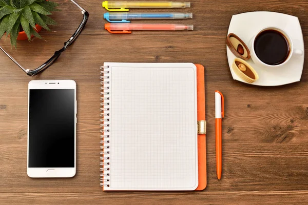Danışma dizüstü bilgisayar, akıllı telefon ve diğer malzemeleri ile kahve. Boş defter